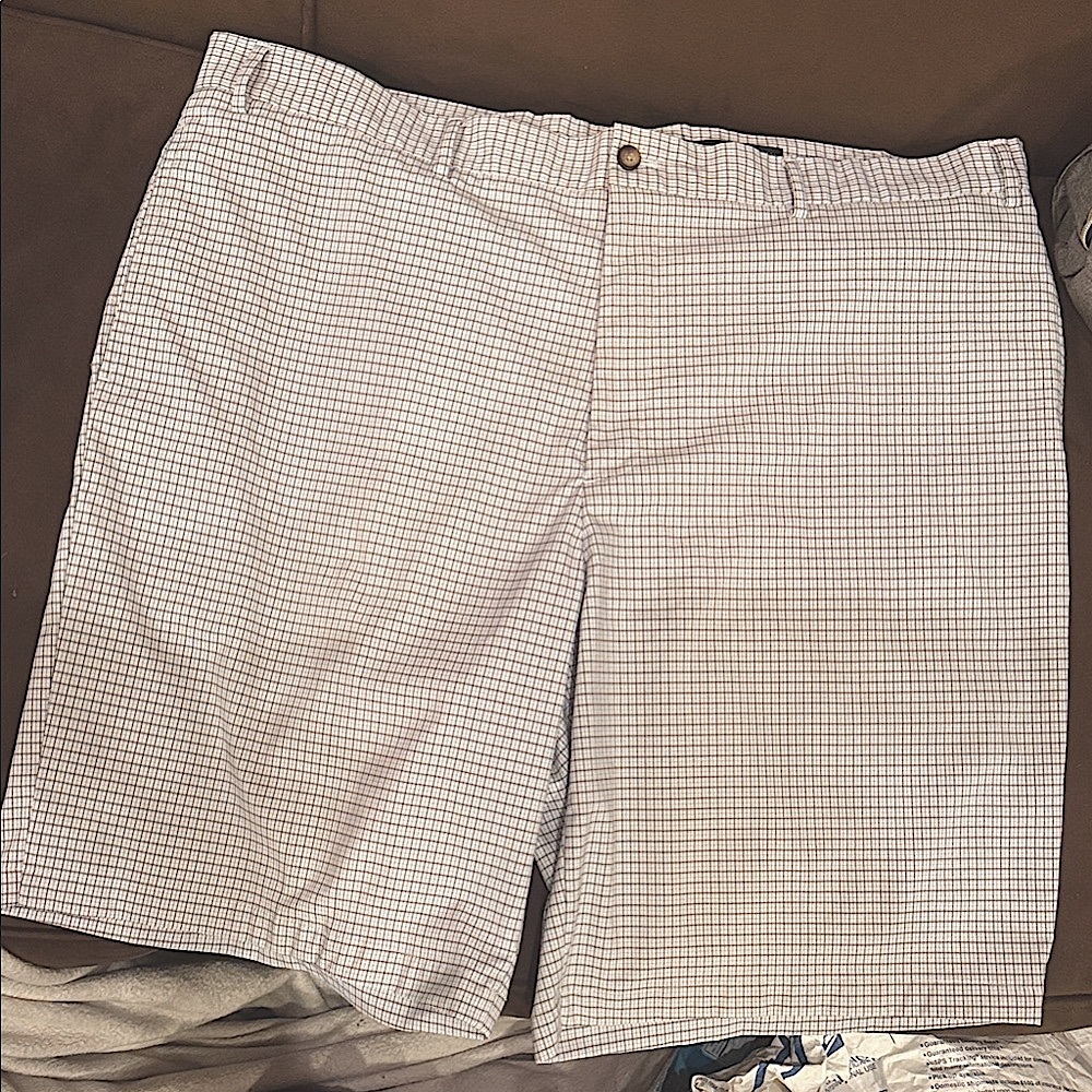Greg Norman Men’s Size 42 White/Blue Checkered Golf /Casual Shorts New W/O tags